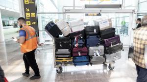 Un empleado del aeropuerto de Barcelona-El Prat traslada varias maletas perdidas durante una huelga en 2022.