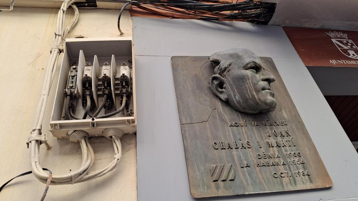La placa en el edificio de estética atroz donde estuvo la casa del escritor dianense. La placa está junto a una caja eléctrica