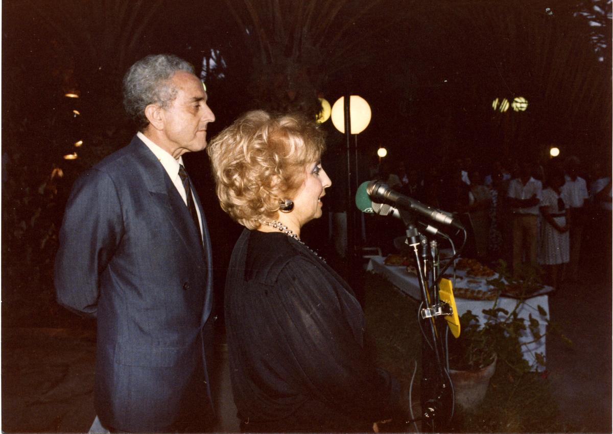 Antonio Antón Vázquez fundó su propia empresa junto a Mª Teresa Puntes Rodríguez y juntos introdujeron la publicidad exterior en la provincia. En la imagen, uno de los instantes durante la celebración del 25º aniversario de la empresa.