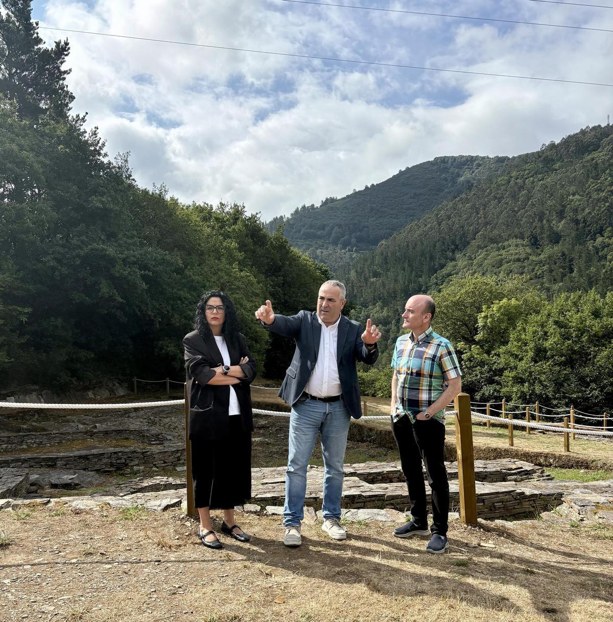 Visita al yacimiento de Vanessa Gutiérrez, César Villabrille y Pablo León.