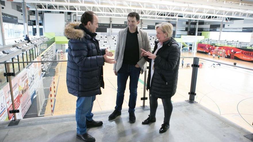 Crespo charla con Reboredo y Canda en el Lalín Arena.