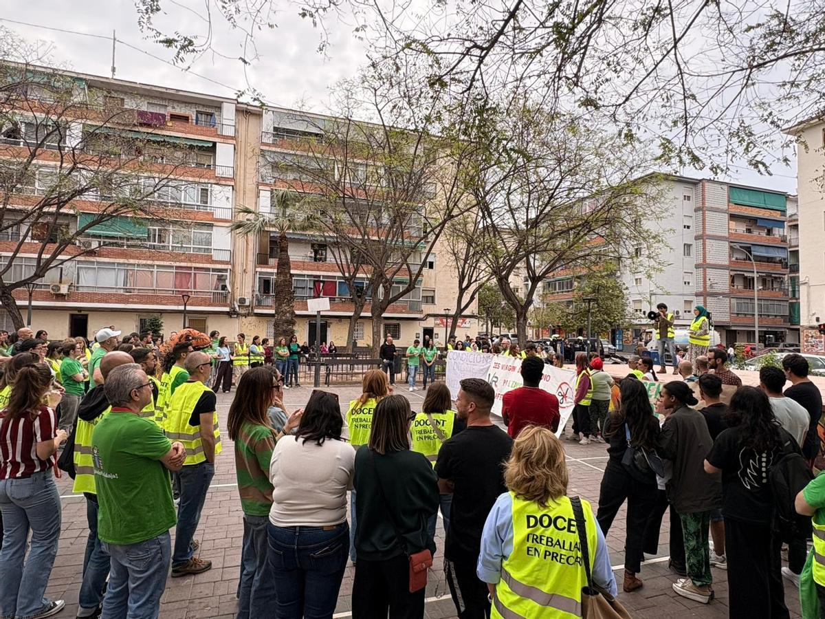 Los profesores en la plaza de Argel, donde han leído un manifiesto por la educación pública