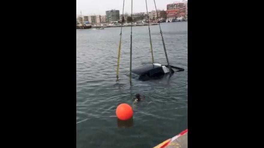Un vehículo cae al puerto de Santa Pola