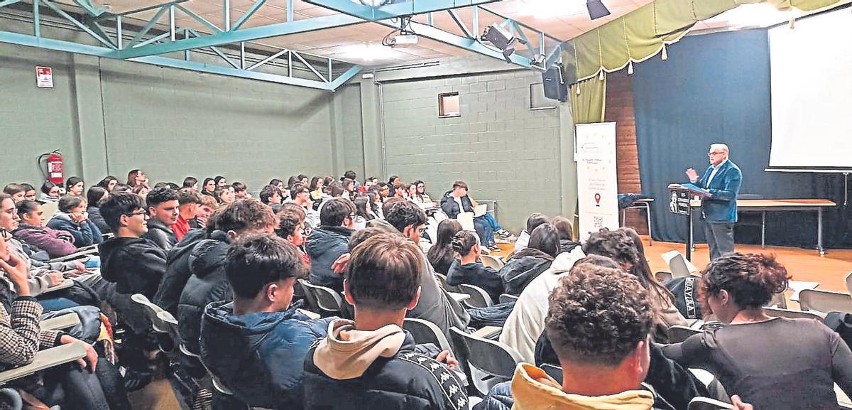 El periodista Alberto Barciela, en la charla-taller organizada en un instituto de Ponteceso.