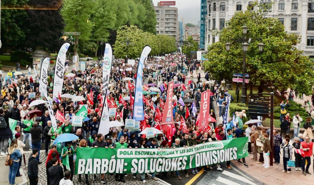 EN IMÁGENES: Así fue la gran manifestación de profesores por la enseñanza pública asturiana