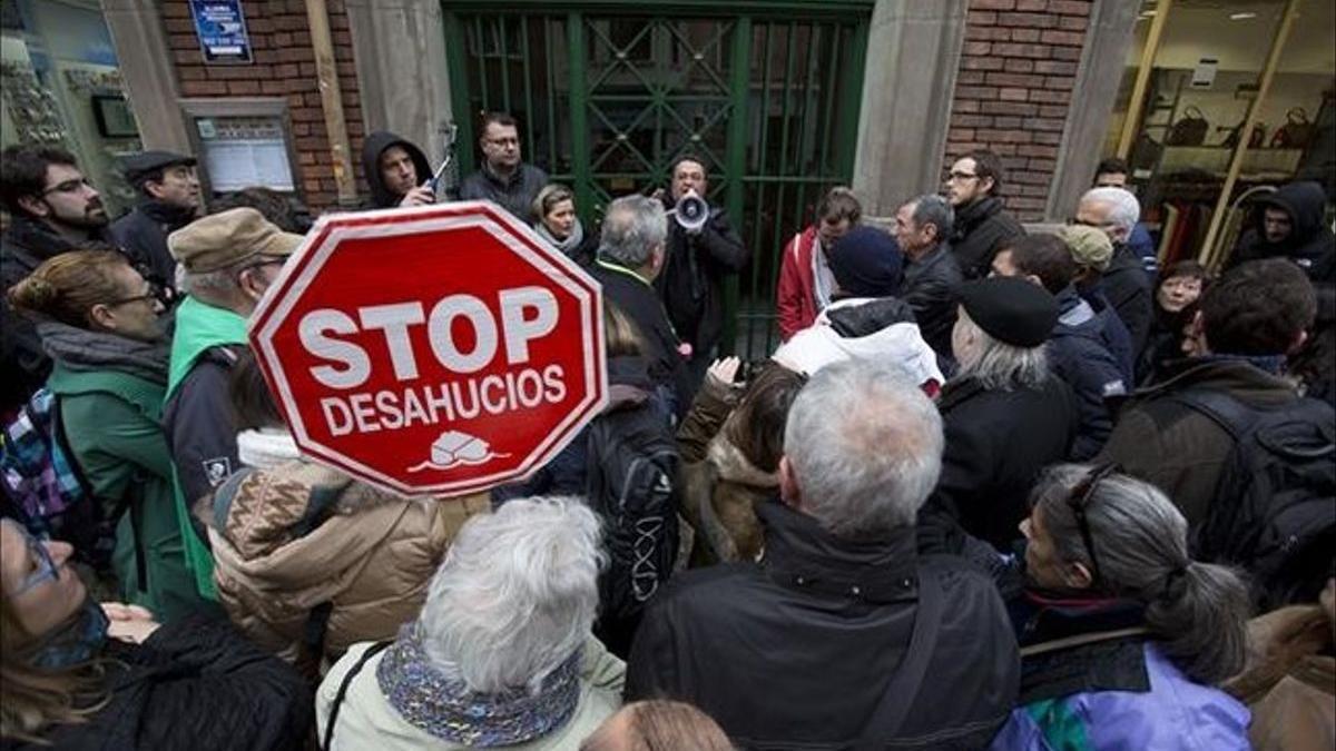 Activistas de la PAH en una protesta ante un desahucio