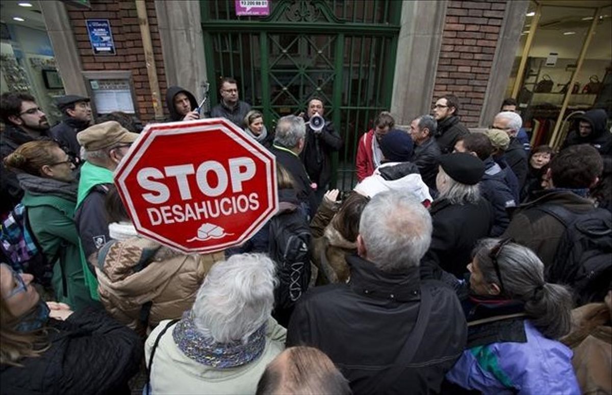 Activistas de la PAH en una protesta ante un desahucio