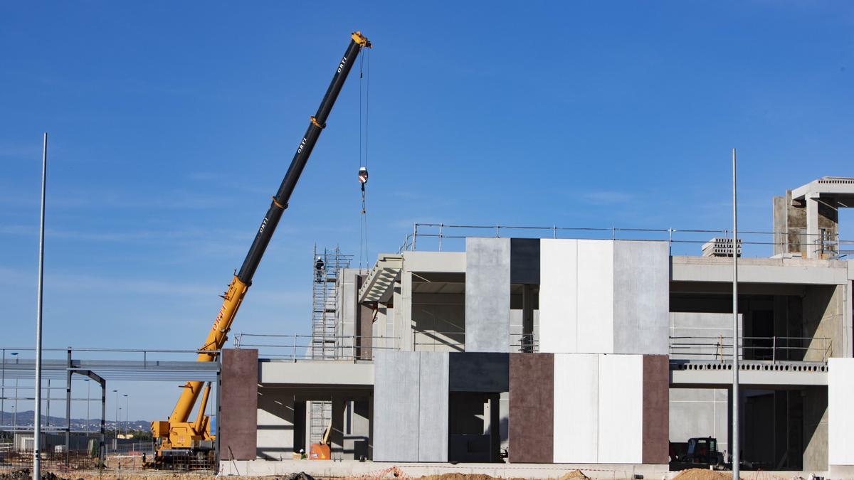 Obras en el polígono industrial El Pla de Alzira, en una imagen de principios de año.