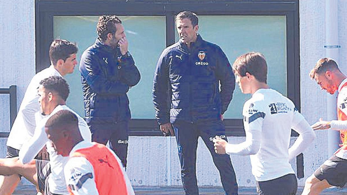 Baraja y Marchena, hablando durante un entrenamiento en Paterna