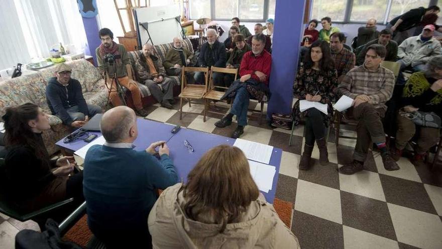 Miembros de la plataforma contra la línea de alta tensión prevista por Red Eléctrica.