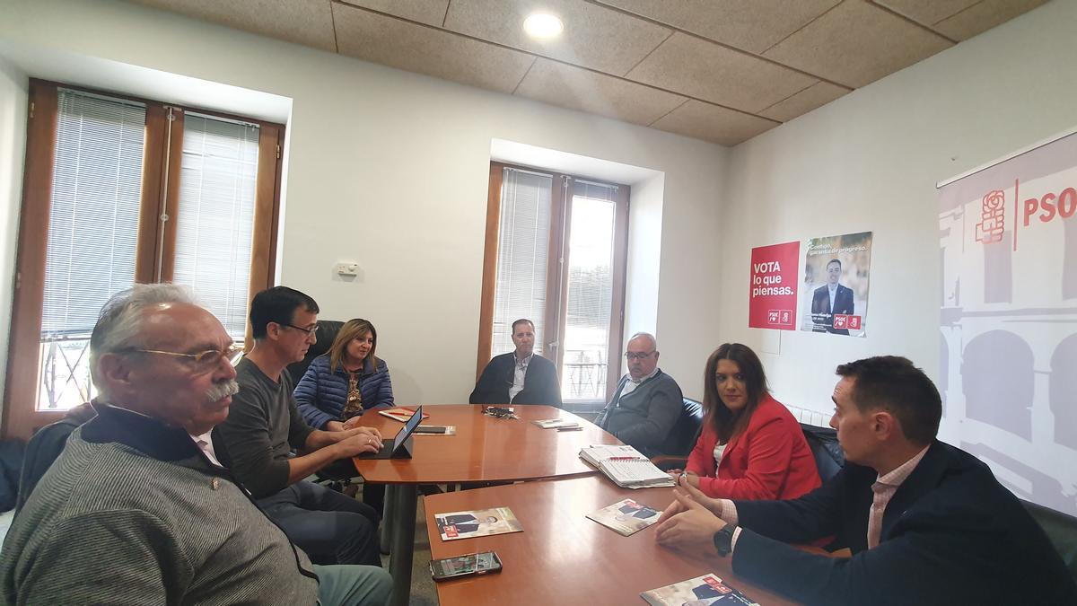 Responsables de CC OO y UGT con el candidato del PSOE Luciano Huerga y otros miembros de la candidatura socialista.