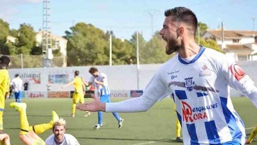 Seral celebra el segundo gol del Crevillente.