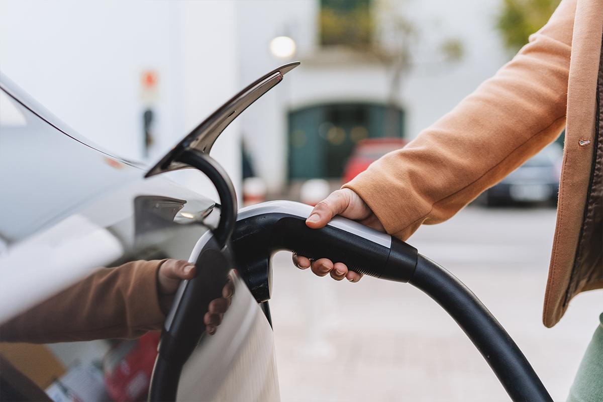 El cotxe elèctric és una alternativa de mobilitat que et permet estalviar
