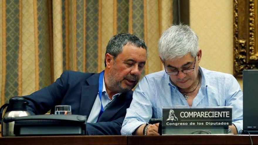 El maquinista del Alvia, a la derecha, durante la comisión de investigación.