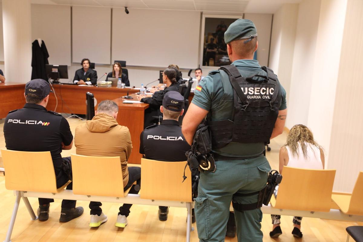 El jurado declara culpable al padrastro del bebé muerto a golpes en Elche y exculpa a la madre El jurado declara culpable al padrastro del bebé muerto a golpes en Elche y exculpa a la madre