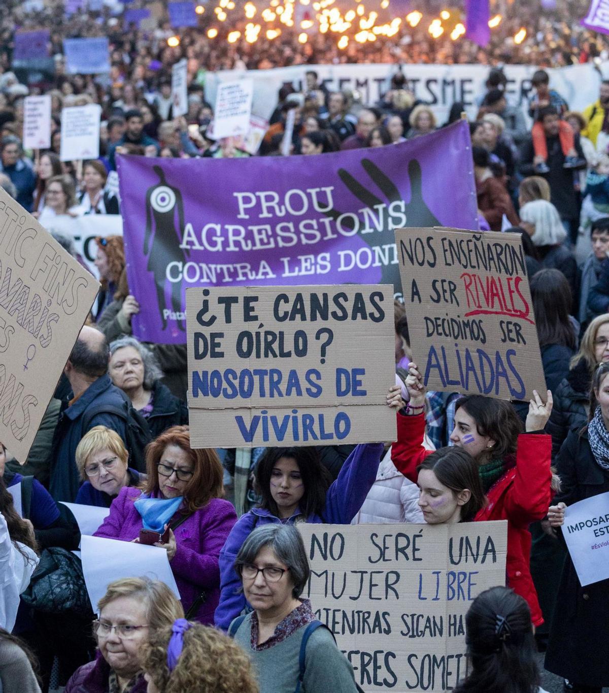 Encuesta CEO: Una de cada tres mujeres catalanas cree que el feminismo ha ido demasiado lejos
