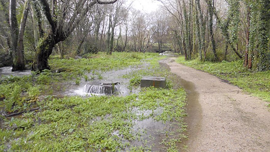 Uno de los pozos entre el río y el paseo, que desborda aguas fecales en época de lluvias.