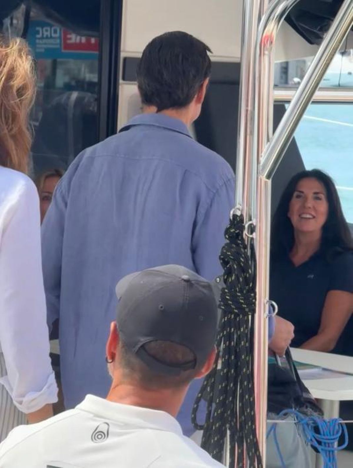 Cristina Cubero saludando a Mario Alonso Puig