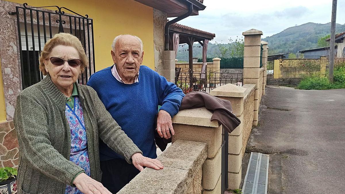 Adelaida Álvarez y Carlos Sama, en la terraza de su casa, en la zona conocida como “El Palacio”, en Sama de Grado. S. Arias