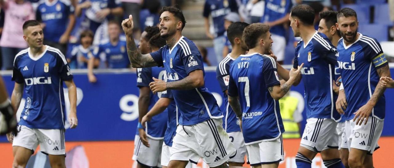 Camarasa hace un gesto con el dedo tras marcar el gol del empate ante el Racing de Ferrol, rodeado por el resto de jugadores del Oviedo. |