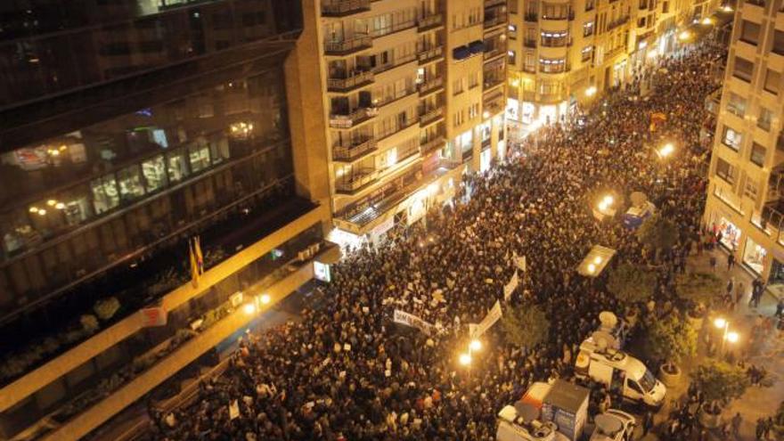 Manifestación por la noche a la puerta de Delegación de Gobierno exigiendo la dimisión de Sánchez de León por las cargas y las detenciones.