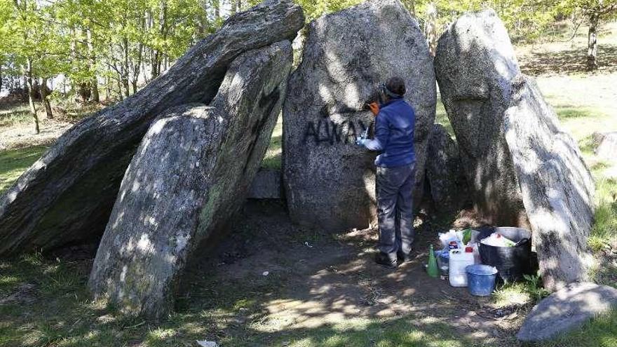 Trabajadores limpiando la mámoa de Candeán. // R. Grobas