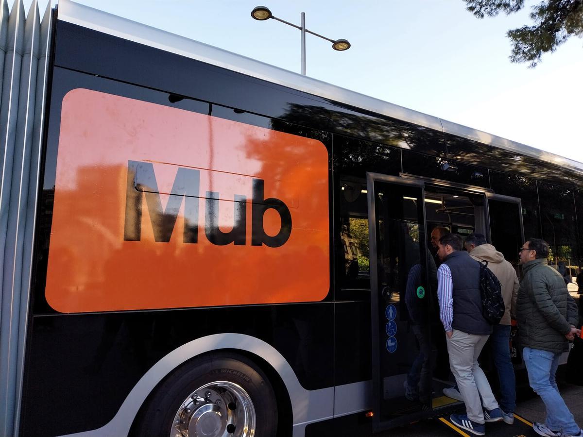 Uno de los tranvibuses rotulado con la nueva imagen del transporte público murciano.