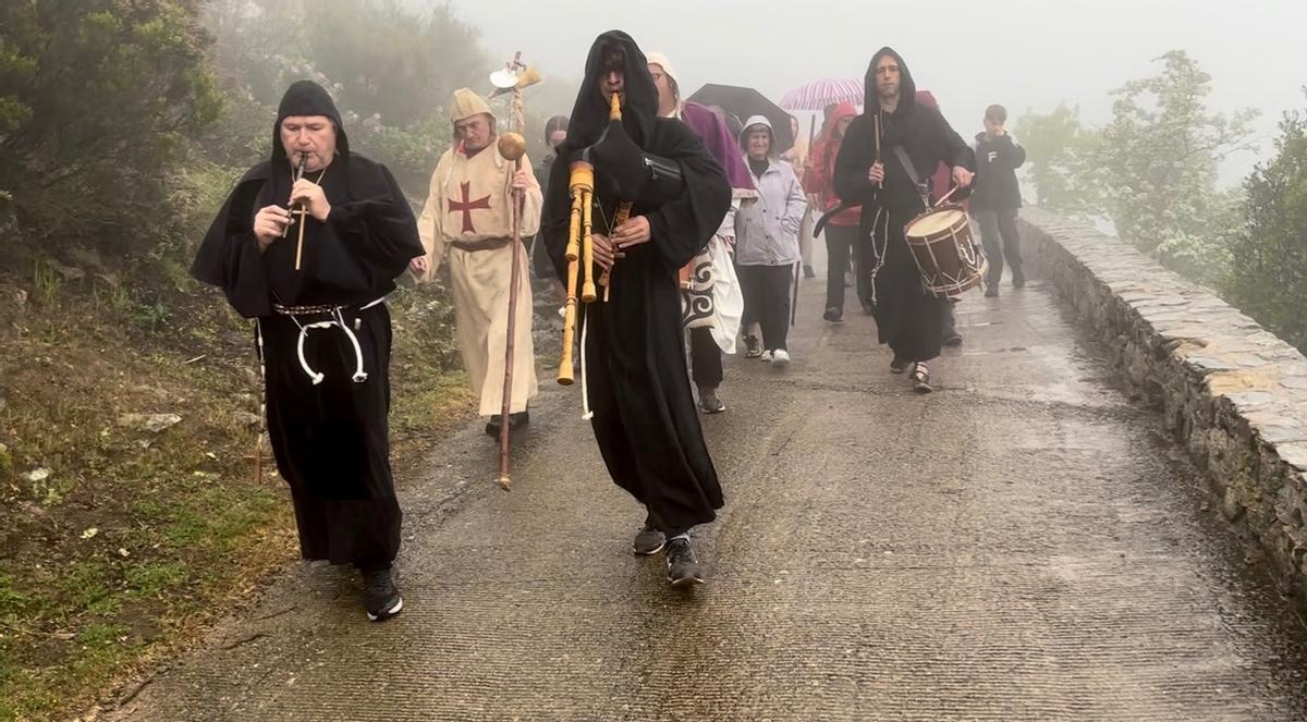 Els músics fent la pujada a peu i encapçalant el camí.
