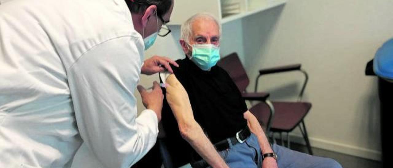 La vacunación del vecino más longevo de aller. Ricardo Luis Arias, que el próximo día 29 cumplirá 102 años, recibió ayer la segunda dosis de la vacuna en el centro de salud de Moreda. |  | LEONCIO CAMPORRO