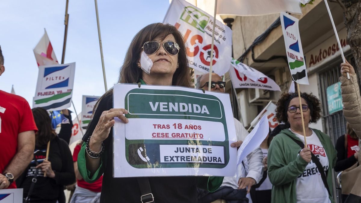 Asistentes a la protesta contra los procesos de estabilización de la Junta, esta mañana en Mérida.