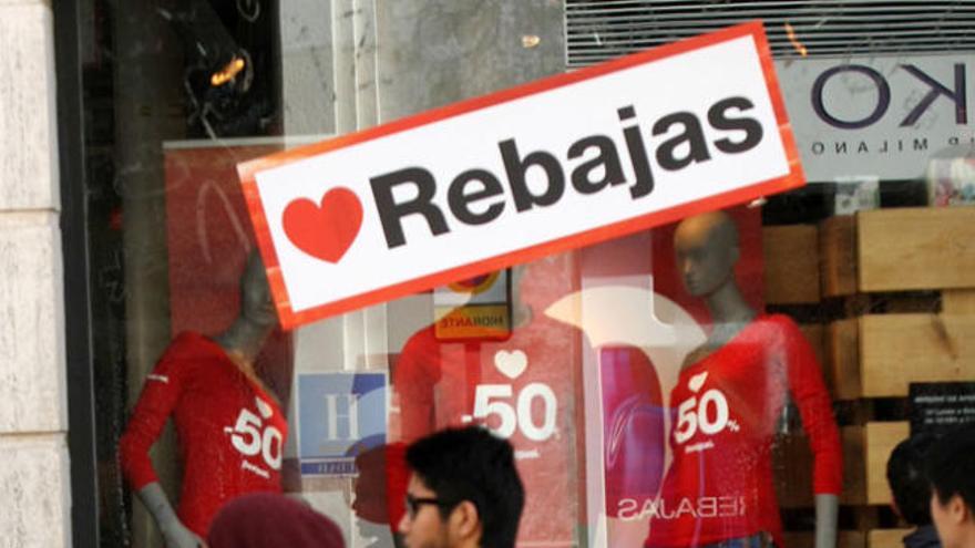 Gente de compras en el centro de Málaga.