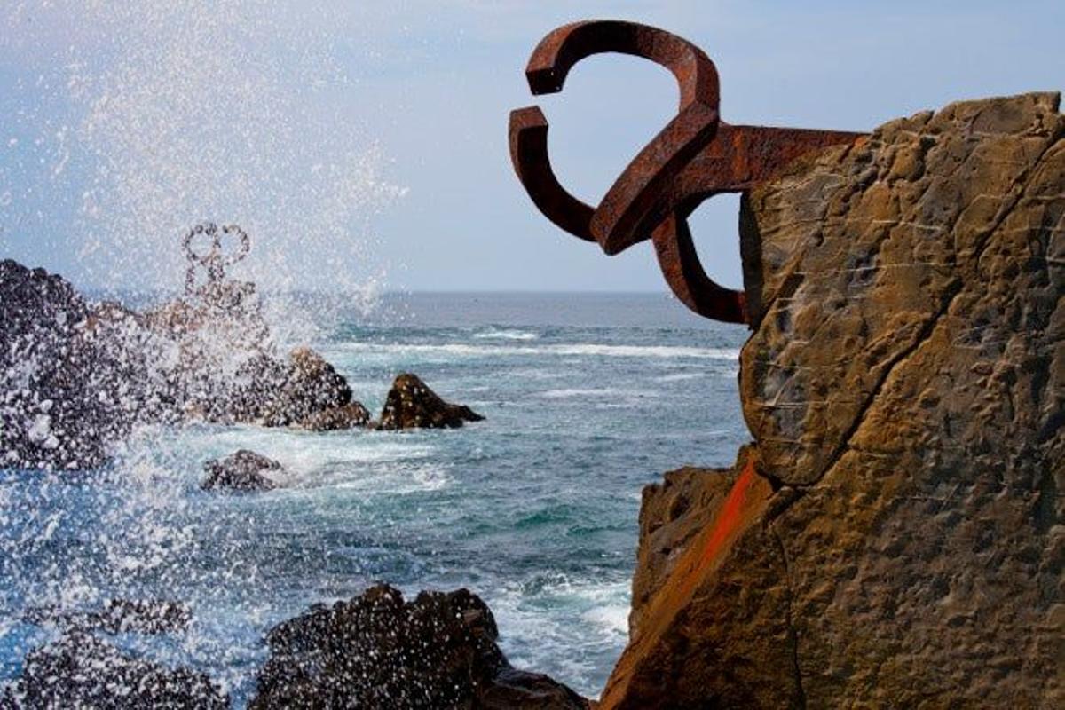 Escultura Peine del Viento en San Sebastian.