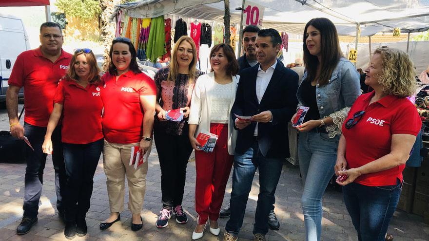 José Bernal reparte su programa en el baratillo de Marbella.