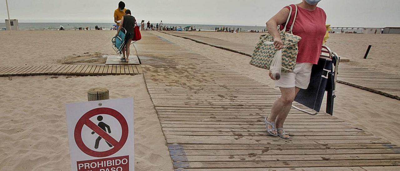 Imponen las mascarillas para usar las pasarelas de acceso a las playas