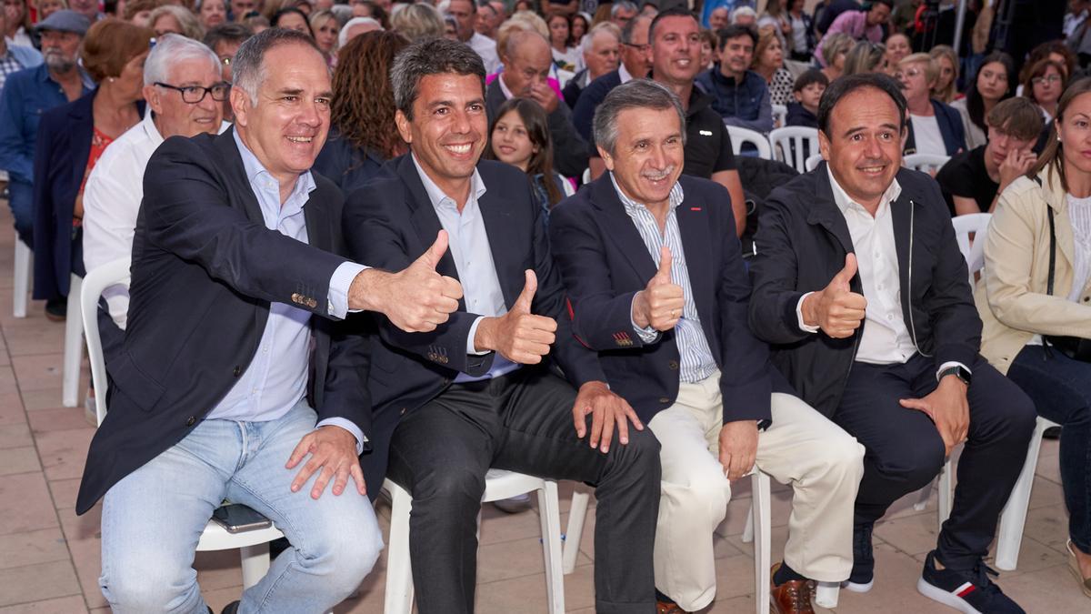 De izquierda a derecha, el alcalde Román, Mazón, el exprimer edil Manuel Aracil y el vicesecretario del PP Juanfran Pérez Llorca en el acto