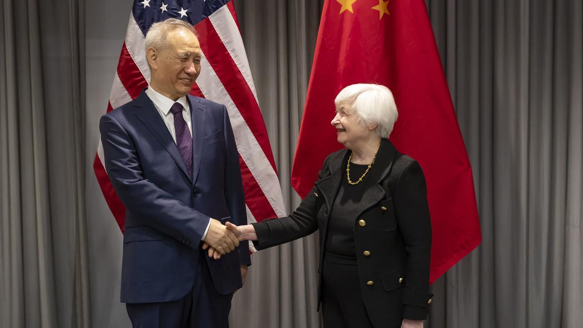 El vicepremier chino Liu He y la secretaria del Tesoro de EEUU, Janet Yellen, se saludan durante su encuentro en Zurich, este miércoles.