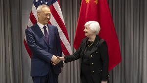 El vicepremier chino Liu He y la secretaria del Tesoro de EEUU, Janet Yellen, se saludan durante su encuentro en Zurich, este miércoles.