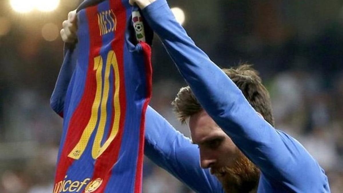 Leo Messi mostró la camiseta del Barça al Bernabéu