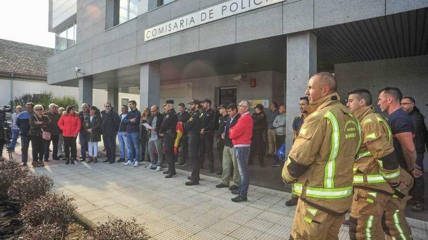 La concentración celebrada ayer a mediodía frente a la comisaría de Vilagarcía. // Iñaki Abella