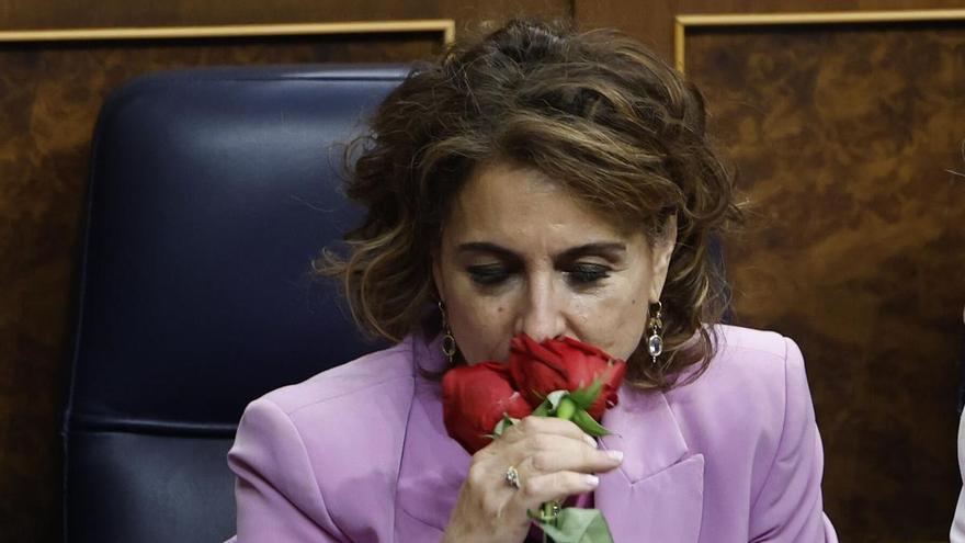 Campaña de pasión: María Jesús Montero contra el meme, mientras Juanma Moreno se pone a torear