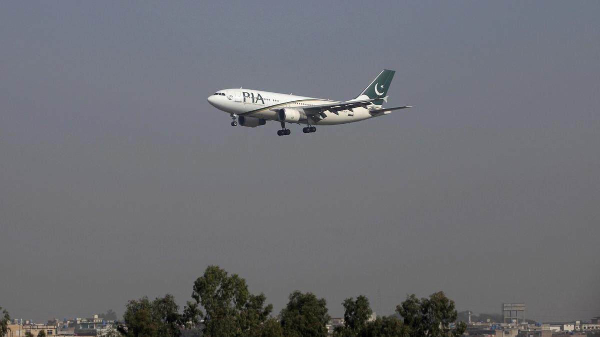 Un avión de pasajeros de la companía Pakistán International Airlines llega al aeropuerto doe Islamabad.