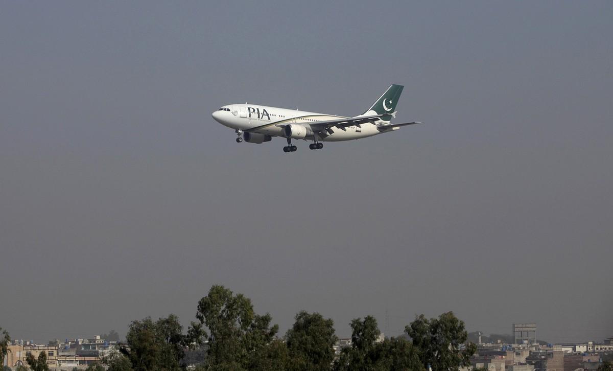 FILE PHOTO - A Pakistan International Airlines  PIA  passenger plane arrives at the Benazir International airport in Islamabad  Pakistan December 2  2015   REUTERS Faisal Mahmood File Photo