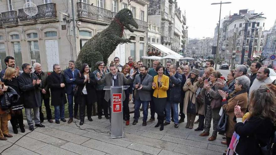 El alcalde, Abel Caballero, rodeado de los alcaldes del Área, en la Puerta del Sol. // Marta G. Brea