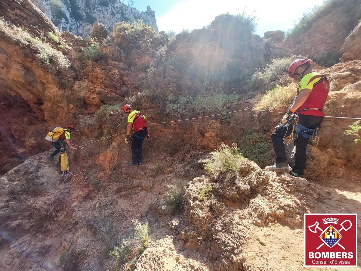 Grupo de Rescate Vertical de los bomberos de Ibiza en un rescate en Ullal de na Coloms.
