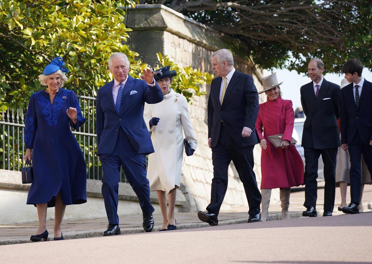 La familia real británica celebra la misa de Pascua en Windsor. En la imagen, el rey Carlos III y la reina consorte Camila, el príncipe Andrés, la princesa Ana, el príncipe Eduardo y su hijo James (a la derecha).