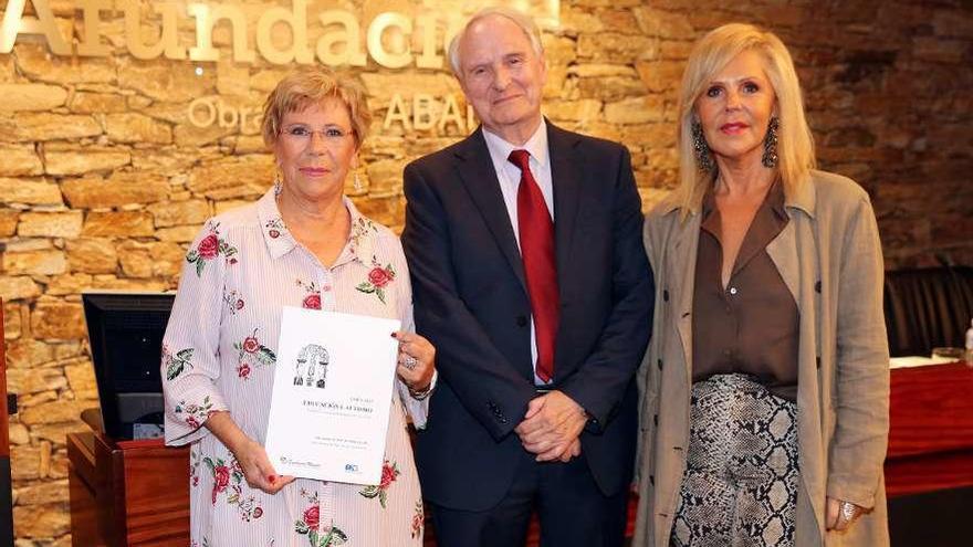 Isaura Abelairas, Cipriano Jiménez (Menela) y María José Álvarez (Autismo Galicia), ayer en Vigo. // M.G.B.