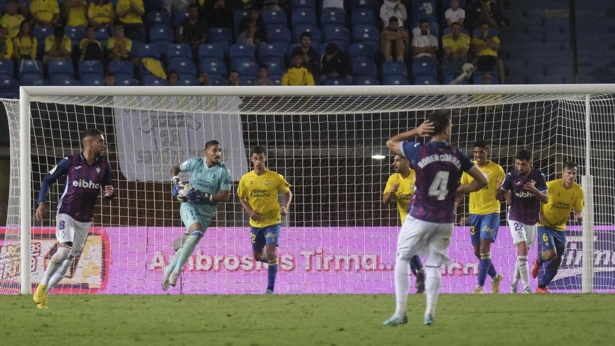 Álvaro Valles se dispone a lanzar el balón en largo en el último partido de la UD en casa ante el Eibar