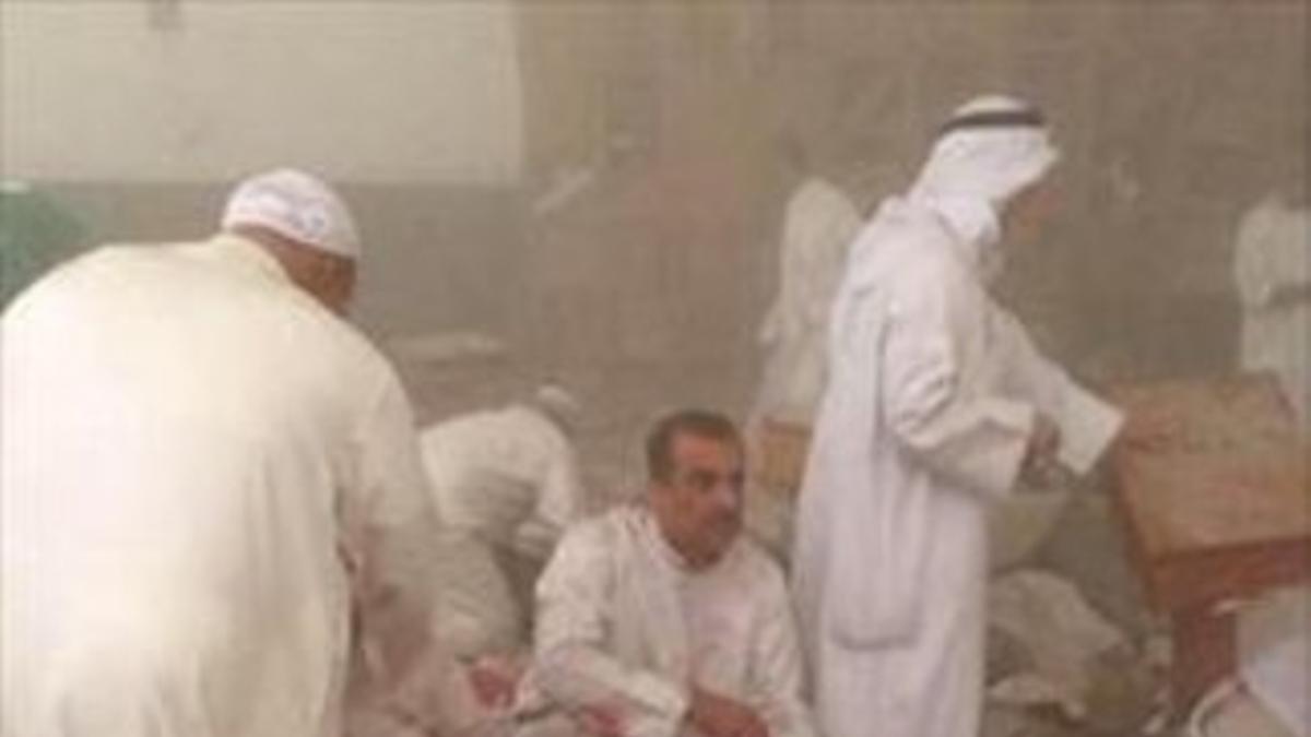 Víctimas chiís tras el atentado en la mezquita de Kuwait, ayer.