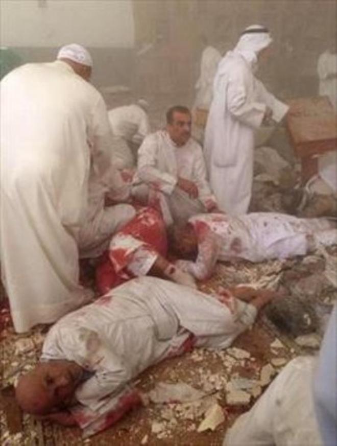 Víctimas chiís tras el atentado en la mezquita de Kuwait, ayer.