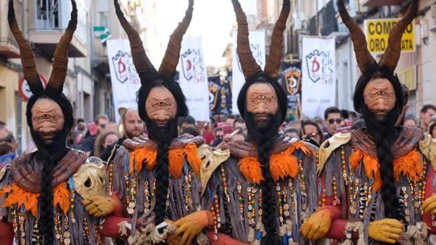 La dos comparsas fundadoras de la fiesta se unieron en un homenaje a los primeros festeros y a los cargos.